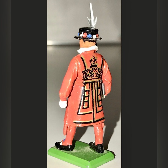 Vintage BRITAIN'S SOLDIERS LTD Beefeater Miniature Metal Guard Made in England - Picture 5 of 7